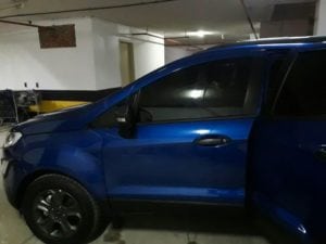 Carro azul com película escura de insulfilm