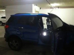 Carro azul com película escura de insulfilm